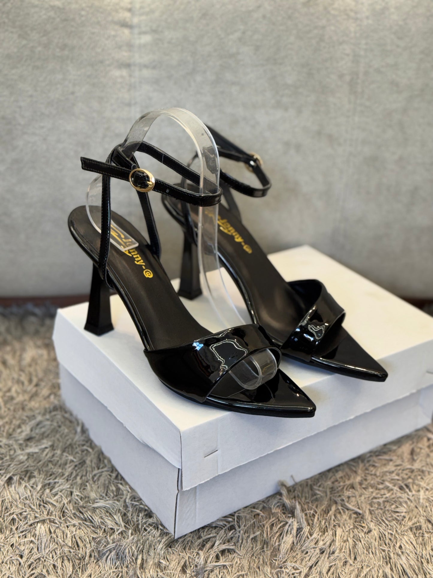Épure & Élégance – Talons Fins Signature