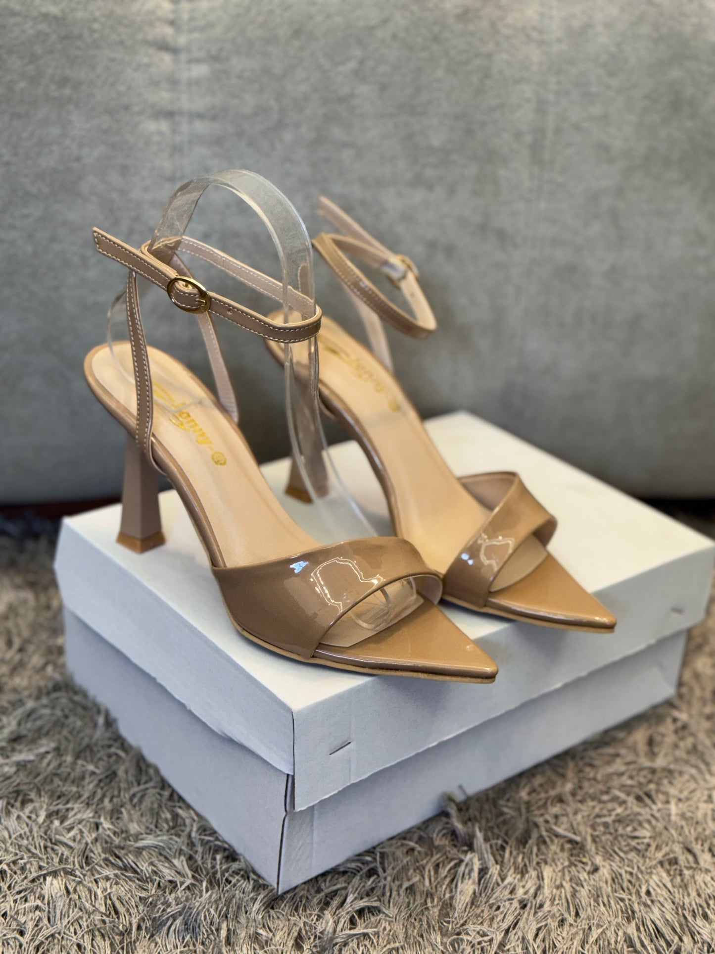 Épure & Élégance – Talons Fins Signature