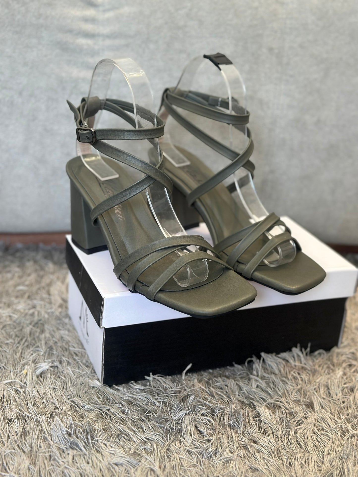 Sandales à Talon Carré – Style & Confort