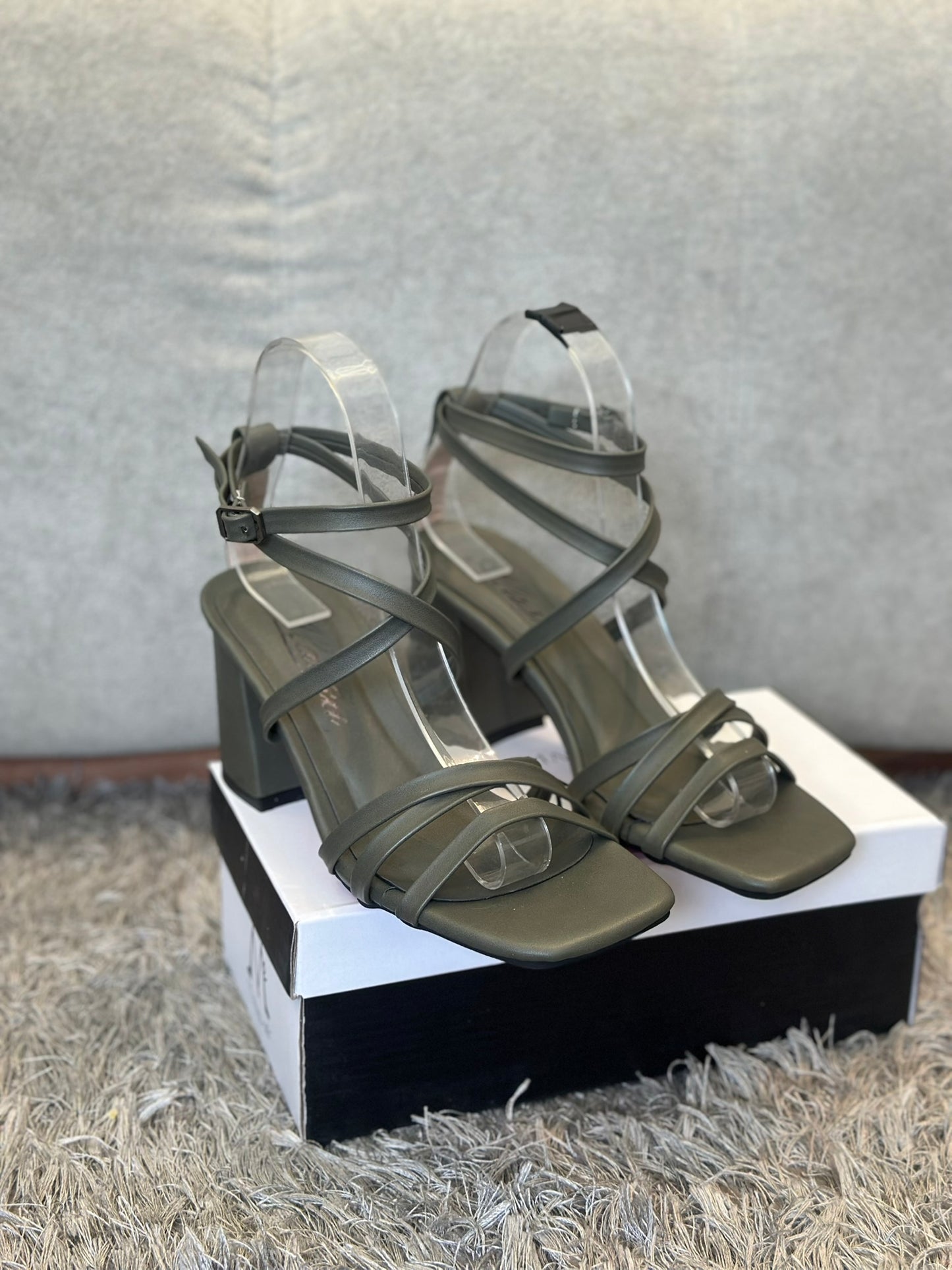 Sandales à Talon Carré – Style & Confort